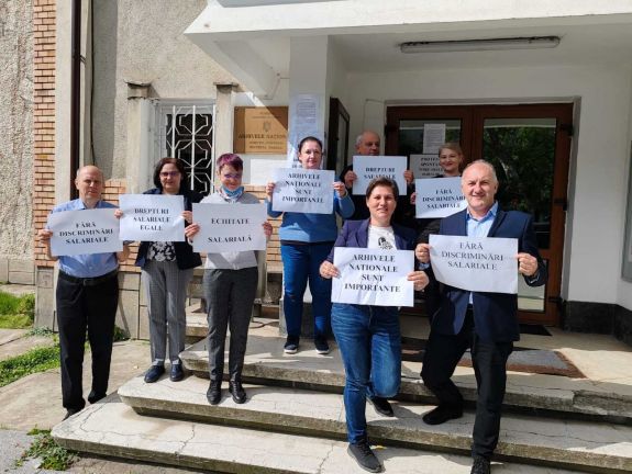 Folytatják tilatkozásukat az Állami Levéltár alkalmazottai
