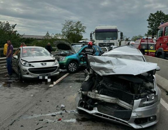 Láncbaleset a forgalmas országúton, hét jármű ütközött