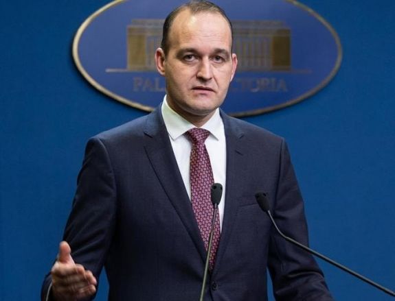 Juttatásának felétől fosztanák meg a verekedő liberális képviselőt