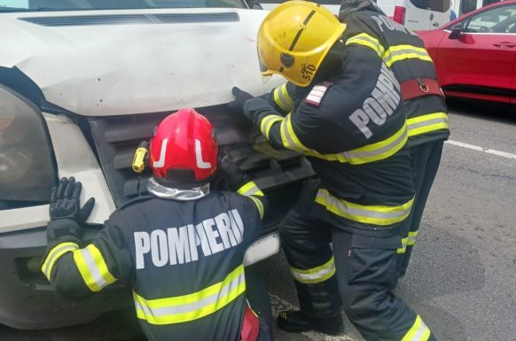 Mikrobusz és furgon ütközött Nagyszalontán, 17 személy érintett