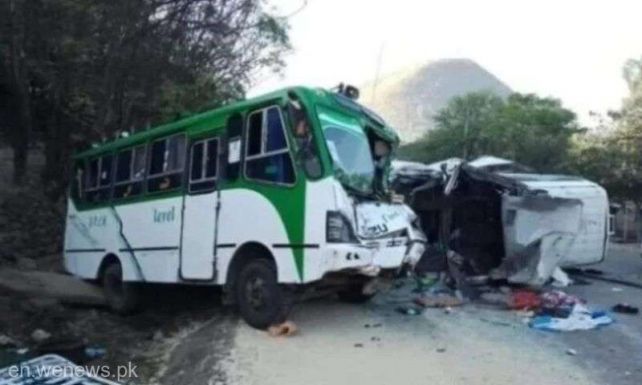 Legalább 19-en meghaltak két buszbalesetben