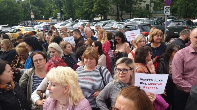 A miniszterelnök meglebegtette a fizetéseikkel elégedetlen kormányalkalmazottak kirúgását – közben folytatódik a spontán tiltakozás