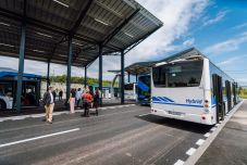 Elektromos gyorstöltőkkel ellátott buszvégállomást adtak át Marosvásárhelyen