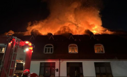 Tűz ütött ki egy nagyenyedi műhelyben, a lángok egy házra és egy panzióra is átterjedtek