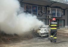 Fáklyaként égett egy gépkocsi az utcán