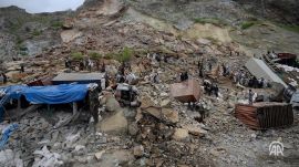 Több száz embert temetett maga alá egy földcsuszamlás