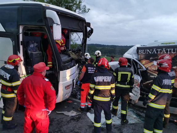 Brassó megye: furgon és autóbusz ütközött, egy férfi szörnyethalt