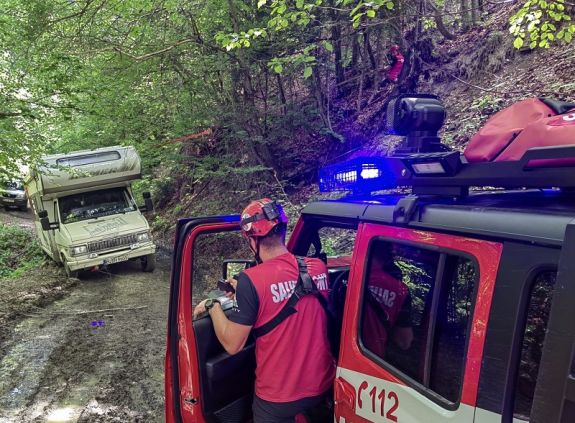Hajszálon múlt, hogy nem zuhant szakadékba a német turisták lakókocsija