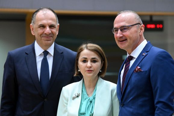 Ukrajna katonai támogatásának felgyorsítását sürgeti Románia