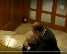 Parlamenti verekedés: tagadja a harapás-ütést, csak a „lökdösődést” ismeri el a politikus