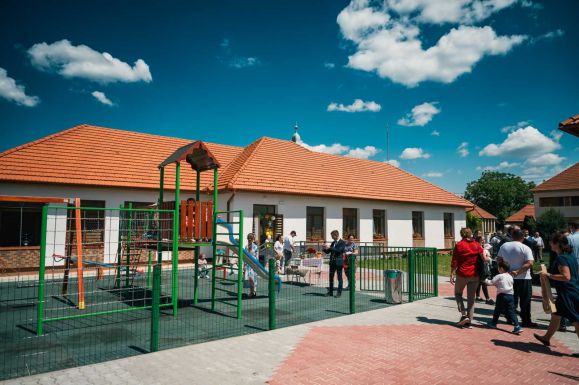 Felújított óvodát és elemi iskolát avattak a szilágysági Varsolcon