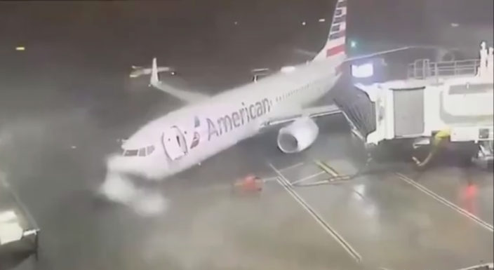 Olyan szél volt Texasban, hogy elfújta a repülőt, amibe épp be akartak szállni
