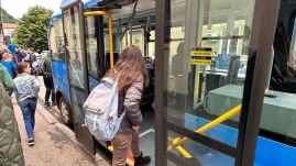 Életbe lép az iskolabuszok törvénye: utazás közben a diákok kötelesek a helyükön ülni