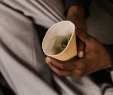 Száz euróval próbált rendőröket megvesztegetni egy kéregető