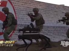 Bemutatta legújabb gyilkológépét Kína: automata fegyverrel felszerelt robotkutya