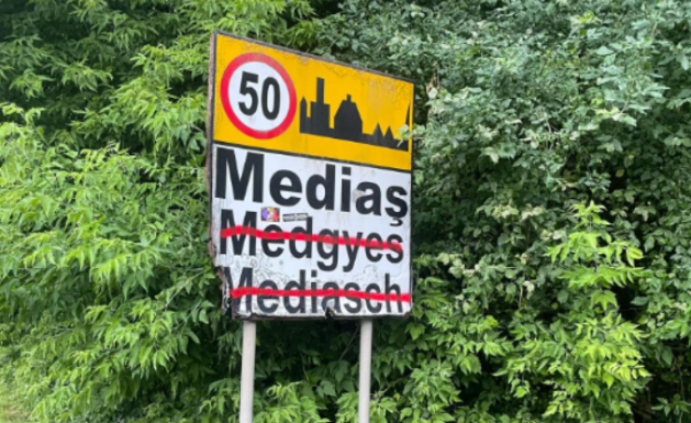 FRISSÍTVE - Lemázolták Medgyesen a helységnévtáblák magyar és német feliratait