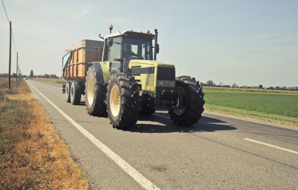 Traktor ütközött személyautóval, egy gyermek is megsérült