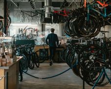 Jól kidolgozott módszerrel rabolt ki biciklisboltokat egy román bűnbanda Franciországban – Félmillió euró értékben loptak