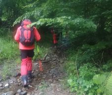 Kimerült ukrán fiatalokat hoztak le a Máramarosi-havasokból