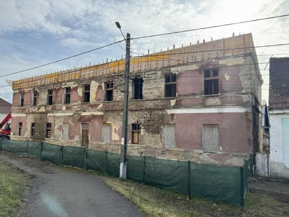 Emberi maradványokra bukkantak egy régi Beszterce megyei iskolaépület felújítása során