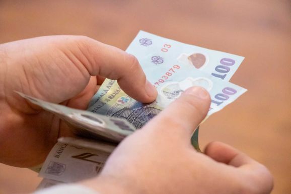 Arad megye: pénzért adott átmenő jegyeket egy tanár