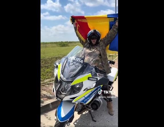 Katonai egyenruhában, rendőrmotoron pózolt Şoşoacă – Sürgős kivizsgálást rendeltek el