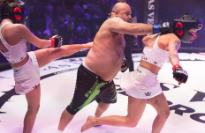 Groteszk szórakoztatás vagy korrekt sport? – lányokat püfölt a nehézsúlyú bunyós a ketrecben