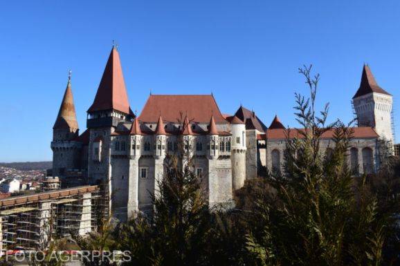 Nyári program szerint látogatható a vajdahunyadi vár