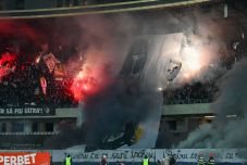 FRISSÍTVE: Őrizetbe vettek három CFR-szurkolót, mert elvettek egy sálat és zászlót az U-drukkertől