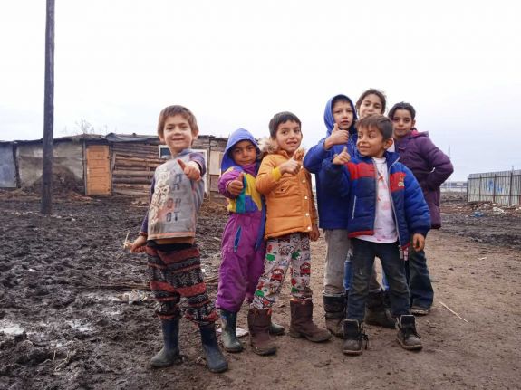 A szegregáció jellemzi a magyar anyanyelvű roma gyerekek oktatását Erdélyben