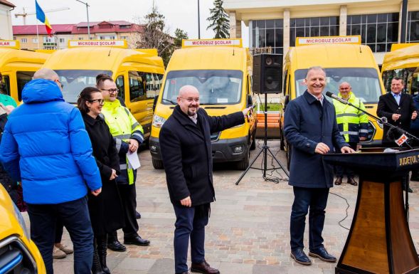 Több mint ötven új elektromos iskolabuszt kaptak a szilágysági diákok