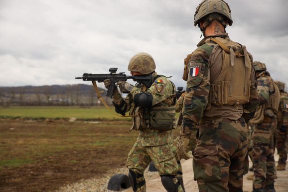 Az államfő és a védelmi minisztérium is cáfolja, hogy az USA katonákat vonna ki Romániából