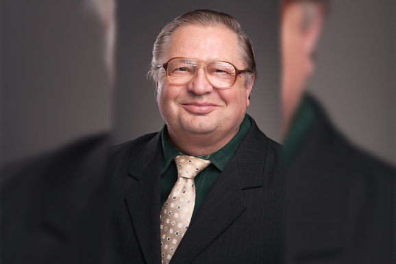 „Láttam, ahogy a fiatalok magukra találnak egy-egy versben” – Költészetnapi beszélgetés Boldizsár Ágoston nyugalmazott magyartanárral