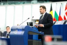 Szakad az AUR – kilépett a pártból a korábbi társelnök