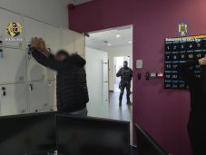 Ötventagú bűnbandát gyanúsítanak befektetési csalással – több tucat házkutatást tartottak