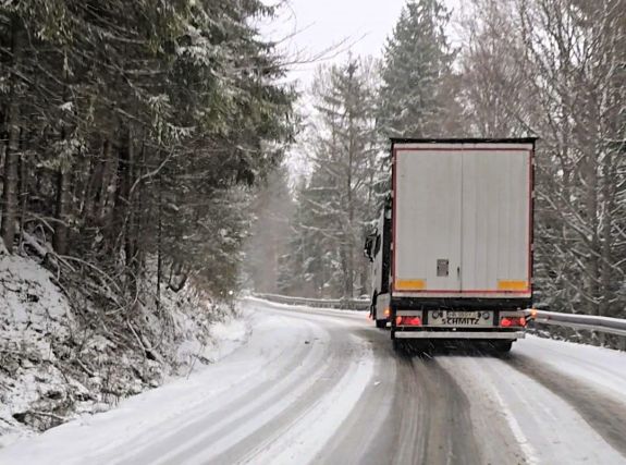 Elakadt kamionok nehezítik a közlekedést Hargita megyében (VIDEÓ)