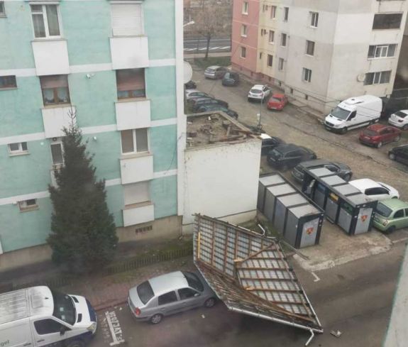 Tömbház tetejét tépte le a viharos szél