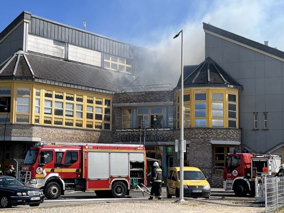 FRISSÍTVE – Kigyulladt egy gyógyfürdő tetőszerkezete, meghatározatlan időre bezárták a létesítményt