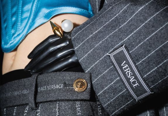 Ismét olasz kézbe kerül a Versace, a rivális Prada vásárolja fel