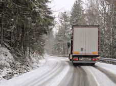 Elakadt kamionok nehezítik a közlekedést Hargita megyében (VIDEÓ)