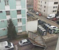 Tömbház tetejét tépte le a viharos szél