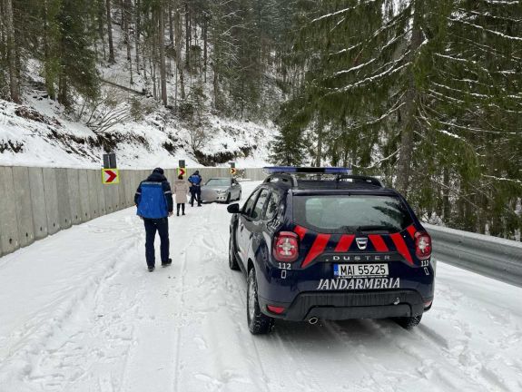 Magyar turisták rekedtek a hóban – a Bihar megyei csendőrség segített nekik