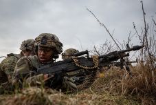 Trump mégis meglebegtette, hogy amerikai csapatokat vonhatnak ki Európából