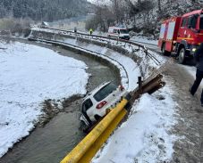 Folyómederbe zuhant egy autó – kétgyermekes család utazott benne