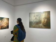 Személyiség nélkül – Megnyitották Verebes György festőművész kiállítását Csíkszeredában