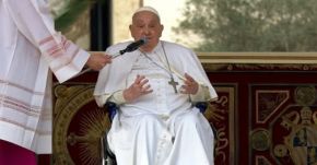 Ferenc pápa rövid időre megjelent a Szent Péter téren a virágvasárnapi mise végén (VIDEÓ) 