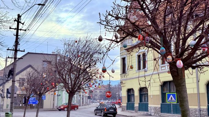 Több mint 2600 kézműves tojással díszítették fel Gyergyószentmiklós főterének fáit