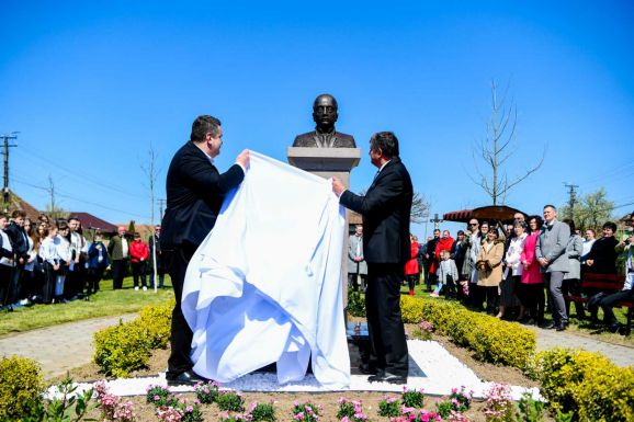 Mellszoborral állítottak emléket báró Vécsey Miklósnak Sárközújlakon