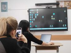 Több mint négyszáz új okostáblát kaptak a csíkszeredai oktatási intzmények