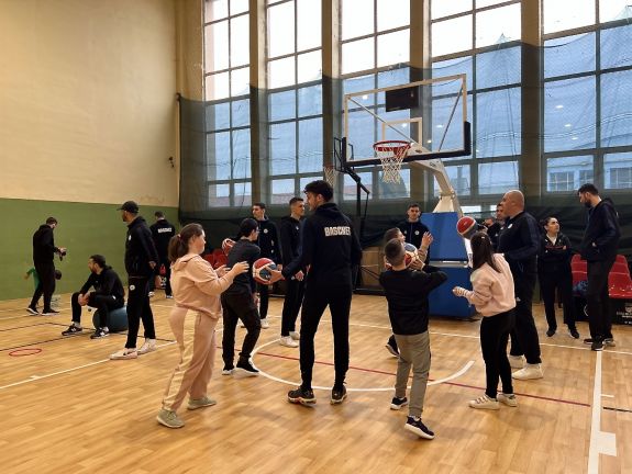 Moving Spektrum – A vásárhelyi VSK kosarasaival játszhattak a sajátos nevelési igényű gyerekek